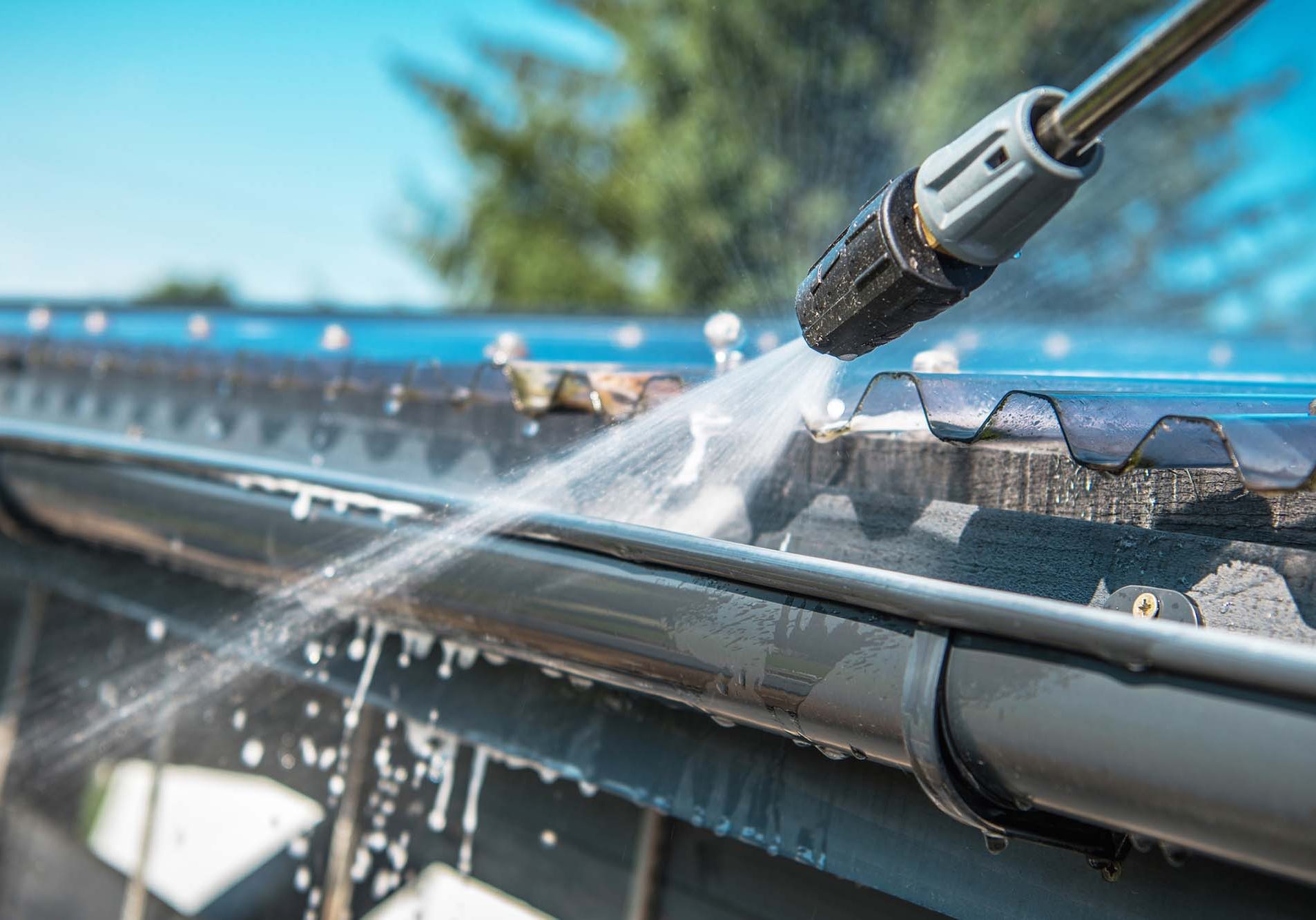 Cleaning gutters with a jet washer